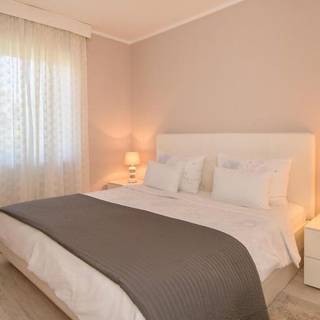 Apartments Dora Porec Bagian luar foto