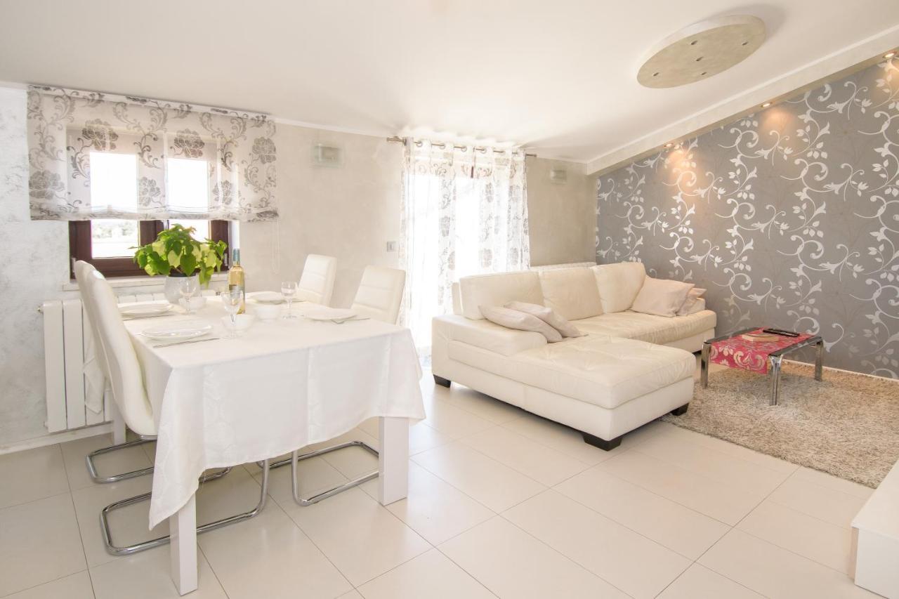 Apartments Dora Porec Bagian luar foto