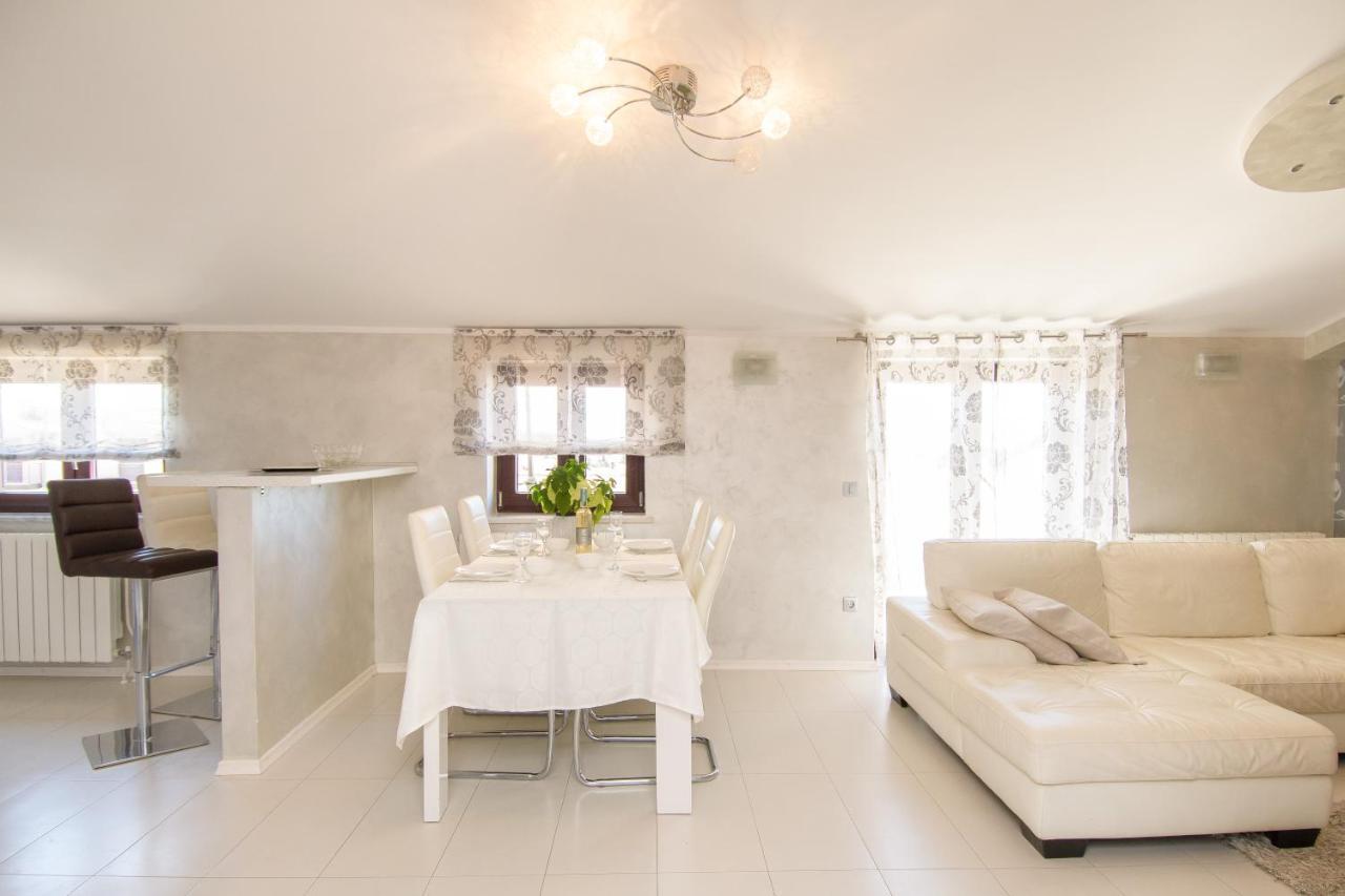 Apartments Dora Porec Bagian luar foto