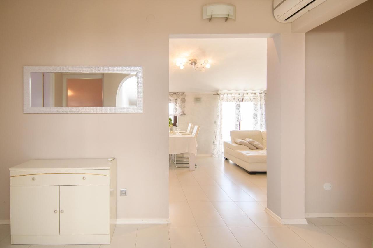 Apartments Dora Porec Bagian luar foto