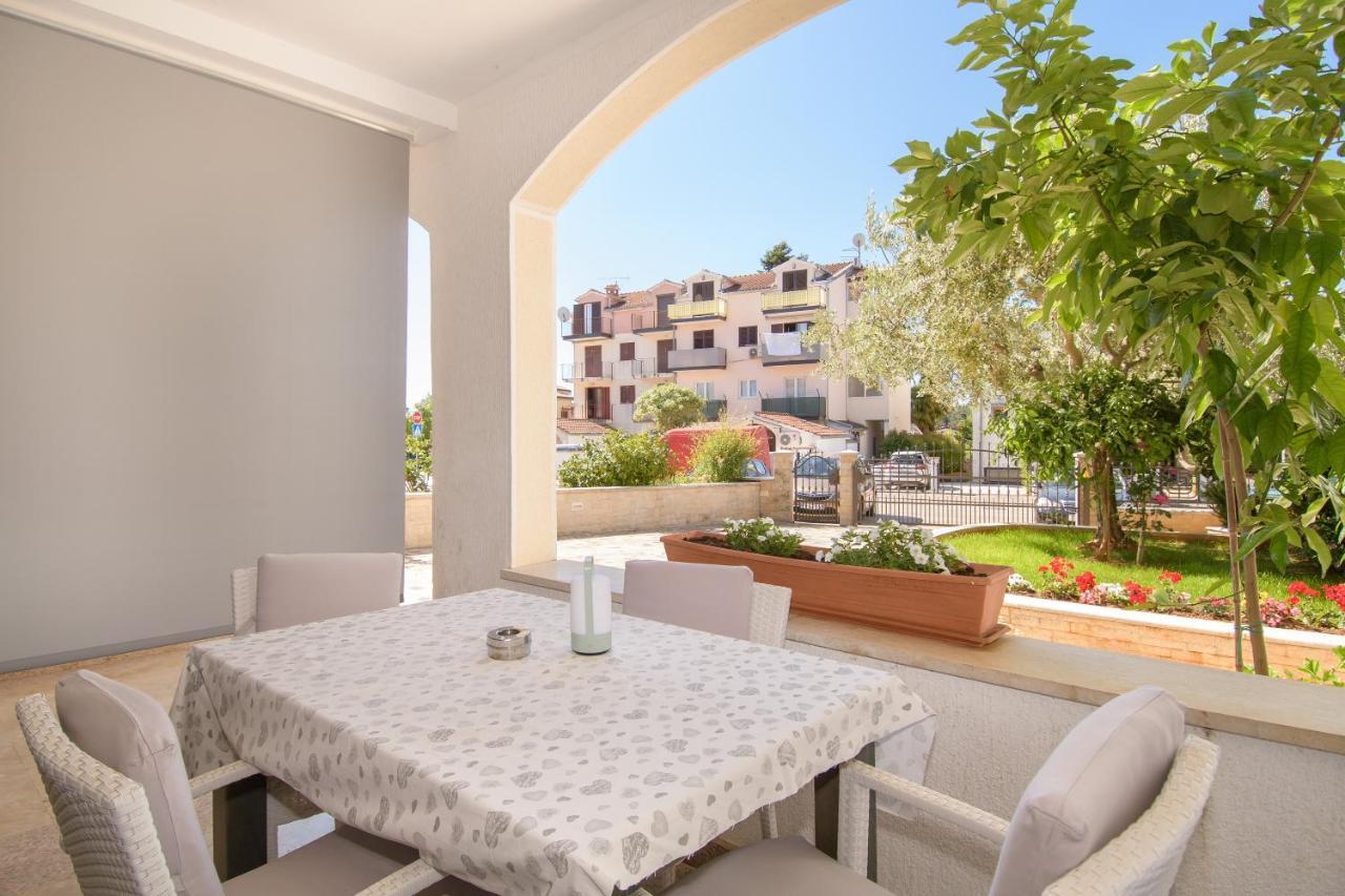 Apartments Dora Porec Bagian luar foto