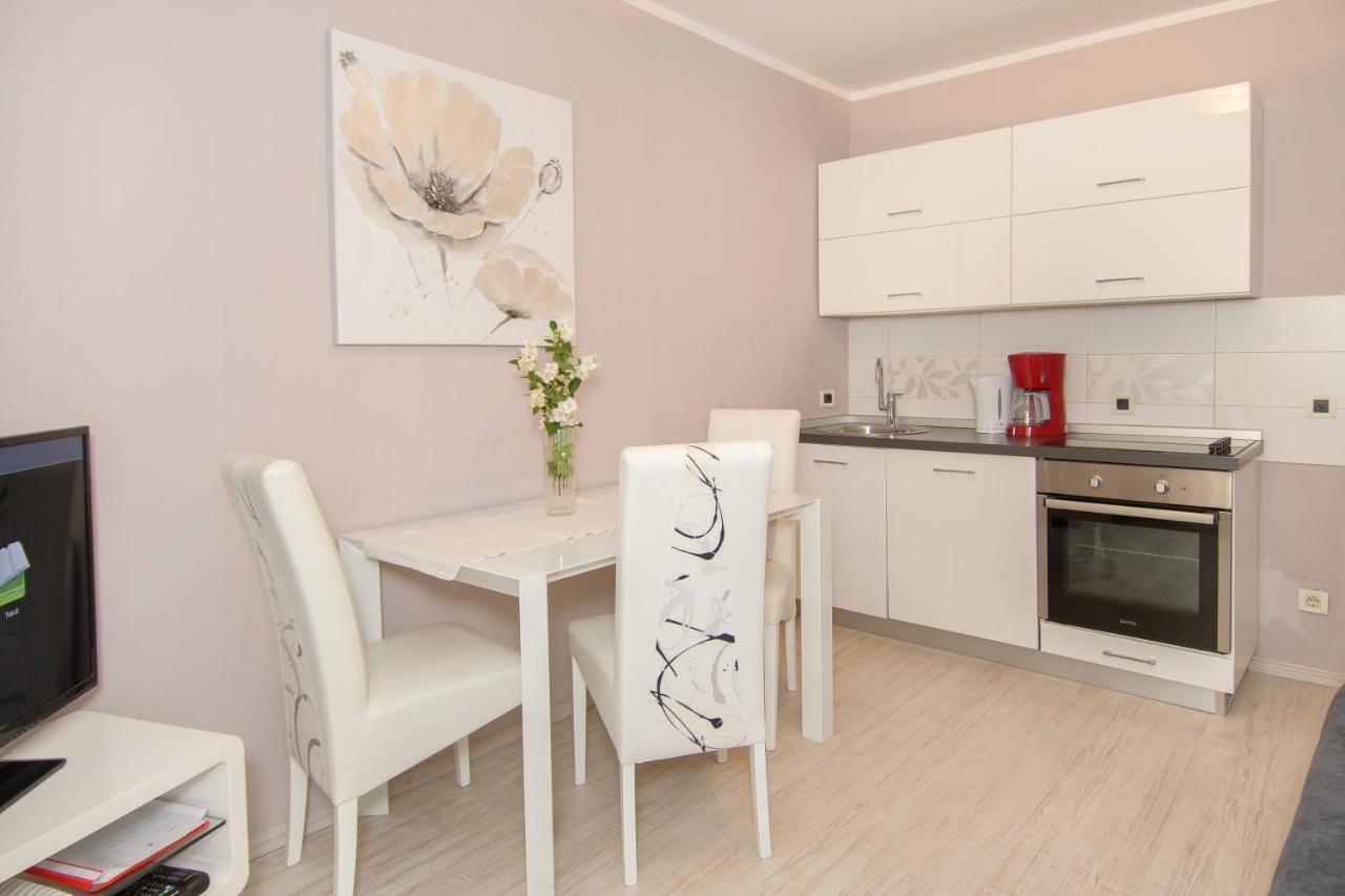 Apartments Dora Porec Bagian luar foto