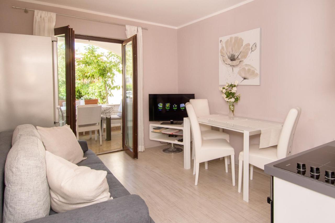 Apartments Dora Porec Bagian luar foto