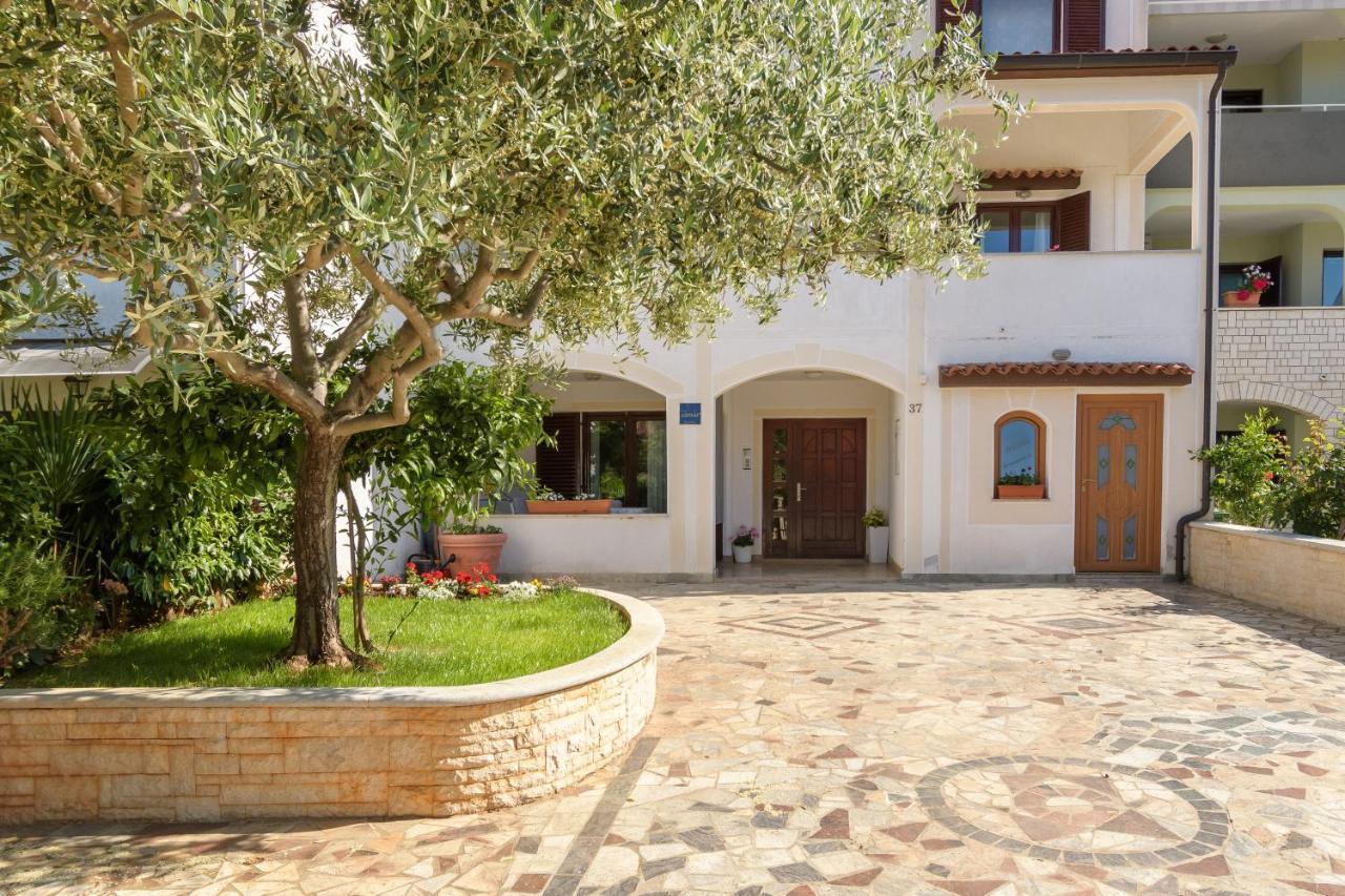 Apartments Dora Porec Bagian luar foto