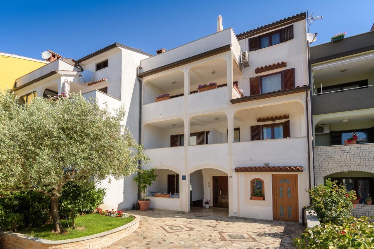 Apartments Dora Porec Bagian luar foto