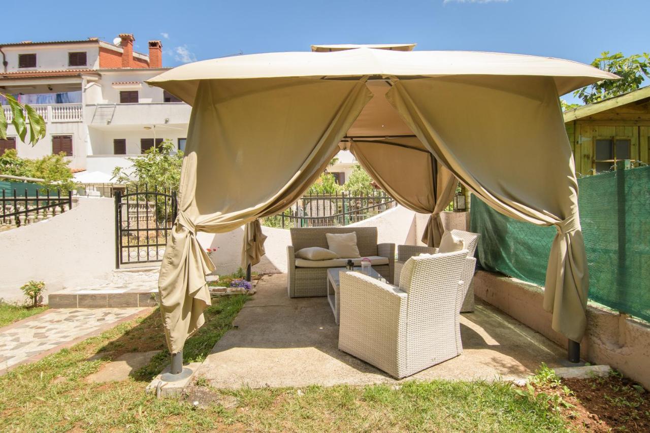 Apartments Dora Porec Bagian luar foto