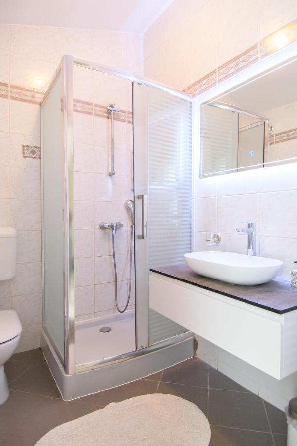 Apartments Dora Porec Bagian luar foto