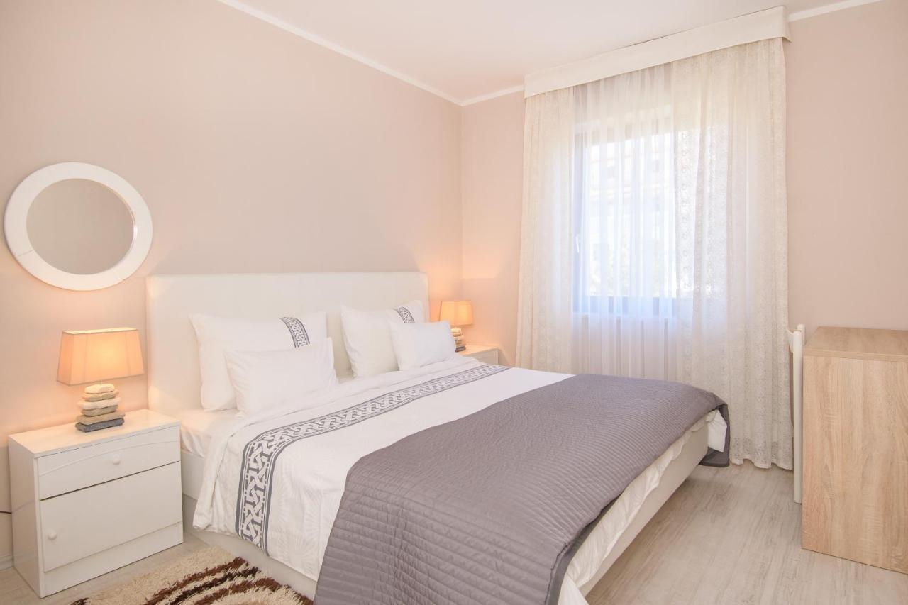 Apartments Dora Porec Bagian luar foto