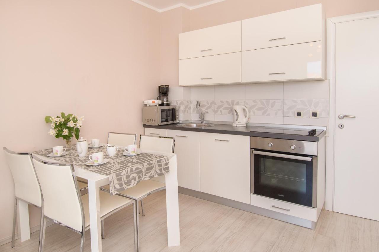 Apartments Dora Porec Bagian luar foto