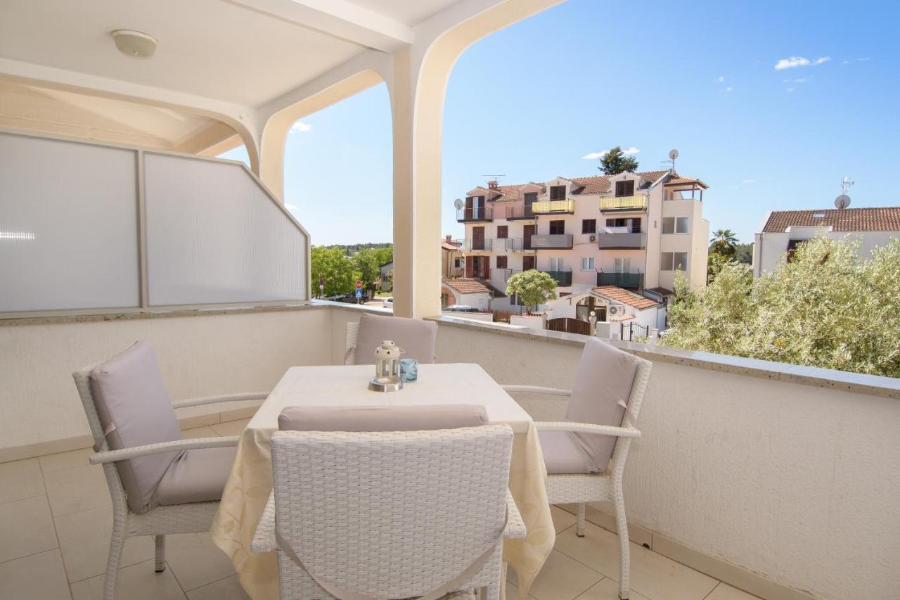 Apartments Dora Porec Bagian luar foto