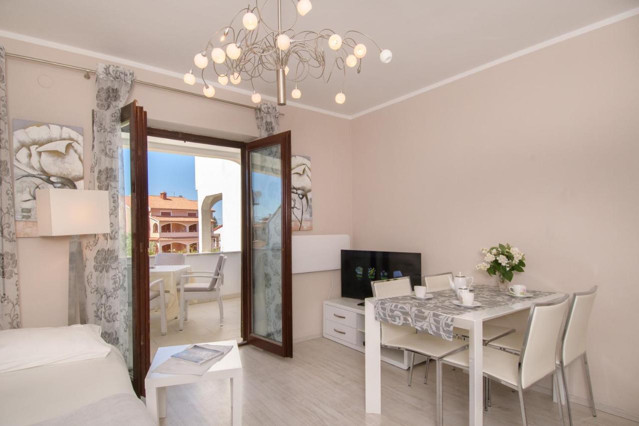 Apartments Dora Porec Bagian luar foto