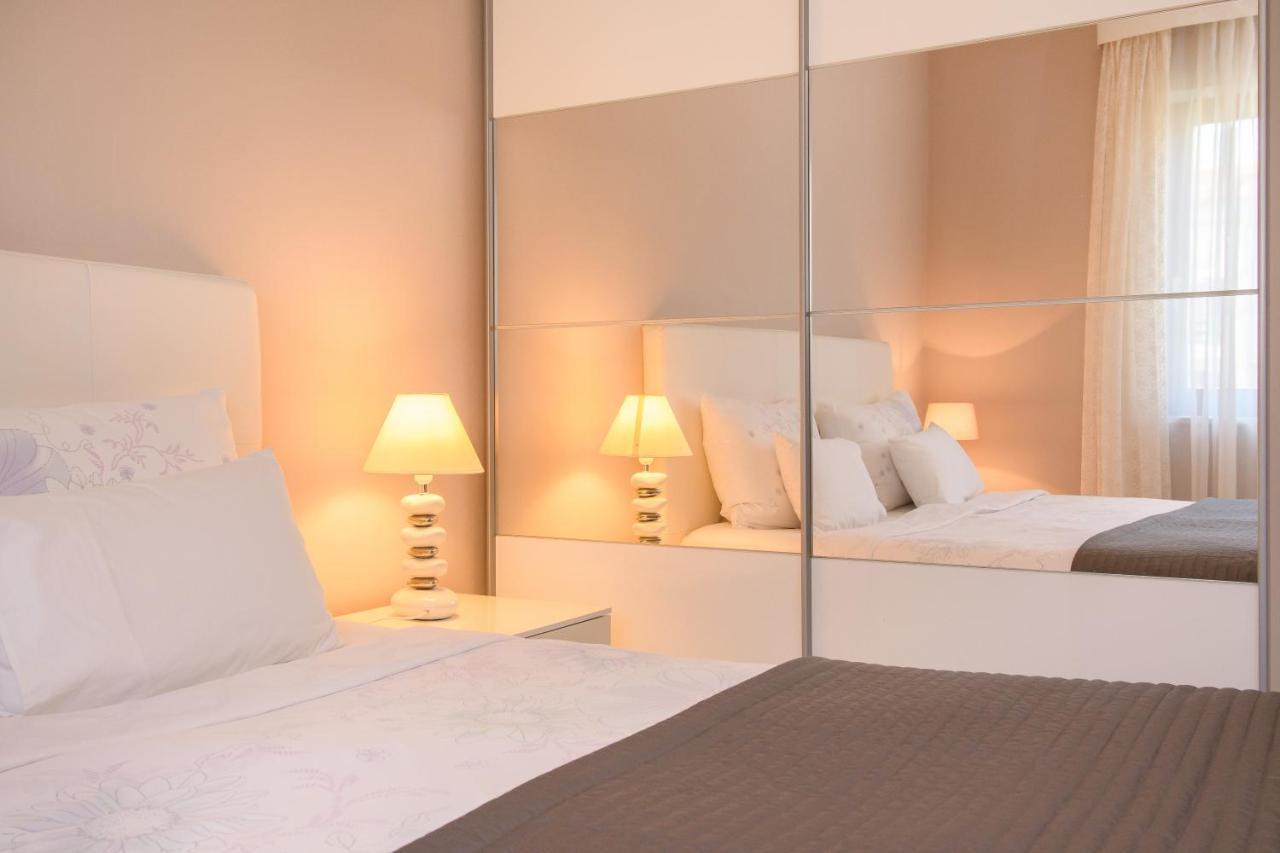 Apartments Dora Porec Bagian luar foto