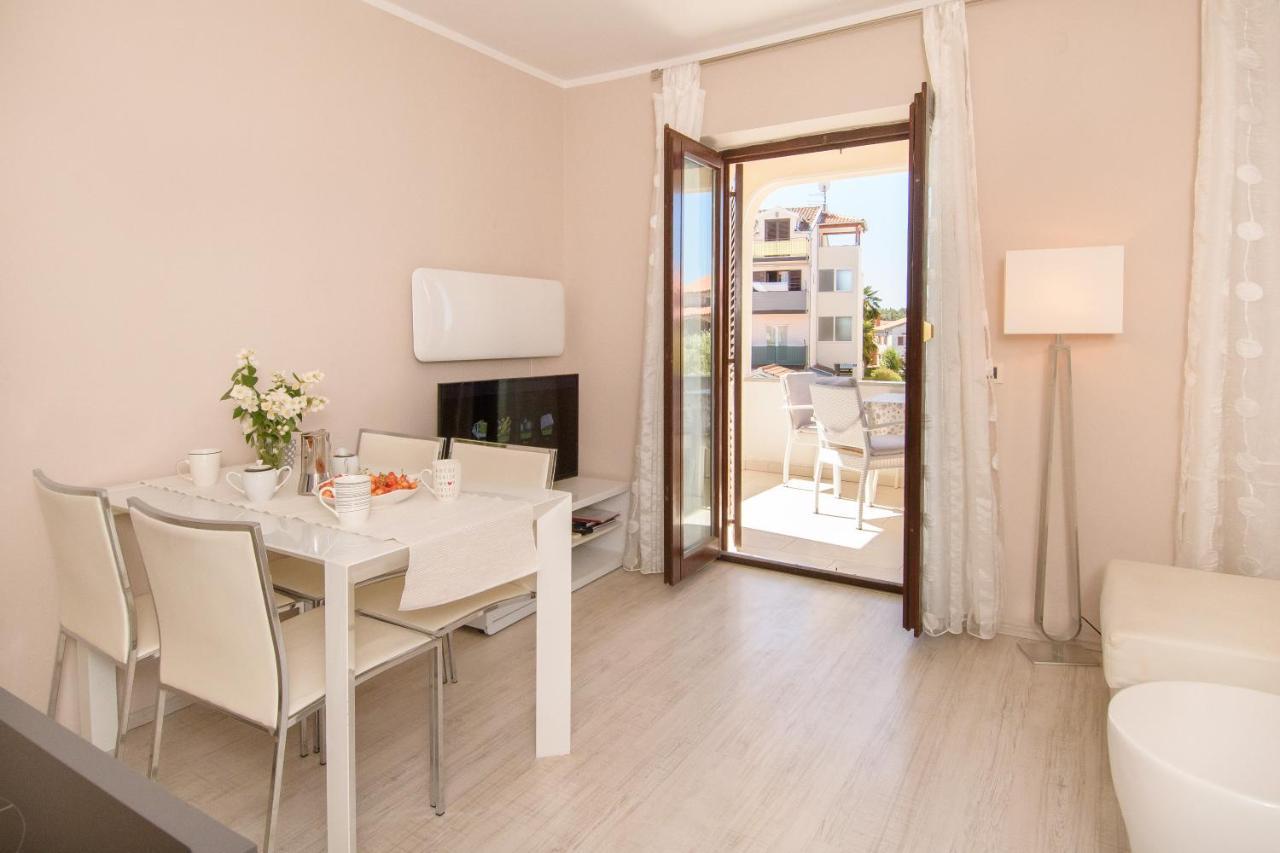 Apartments Dora Porec Bagian luar foto